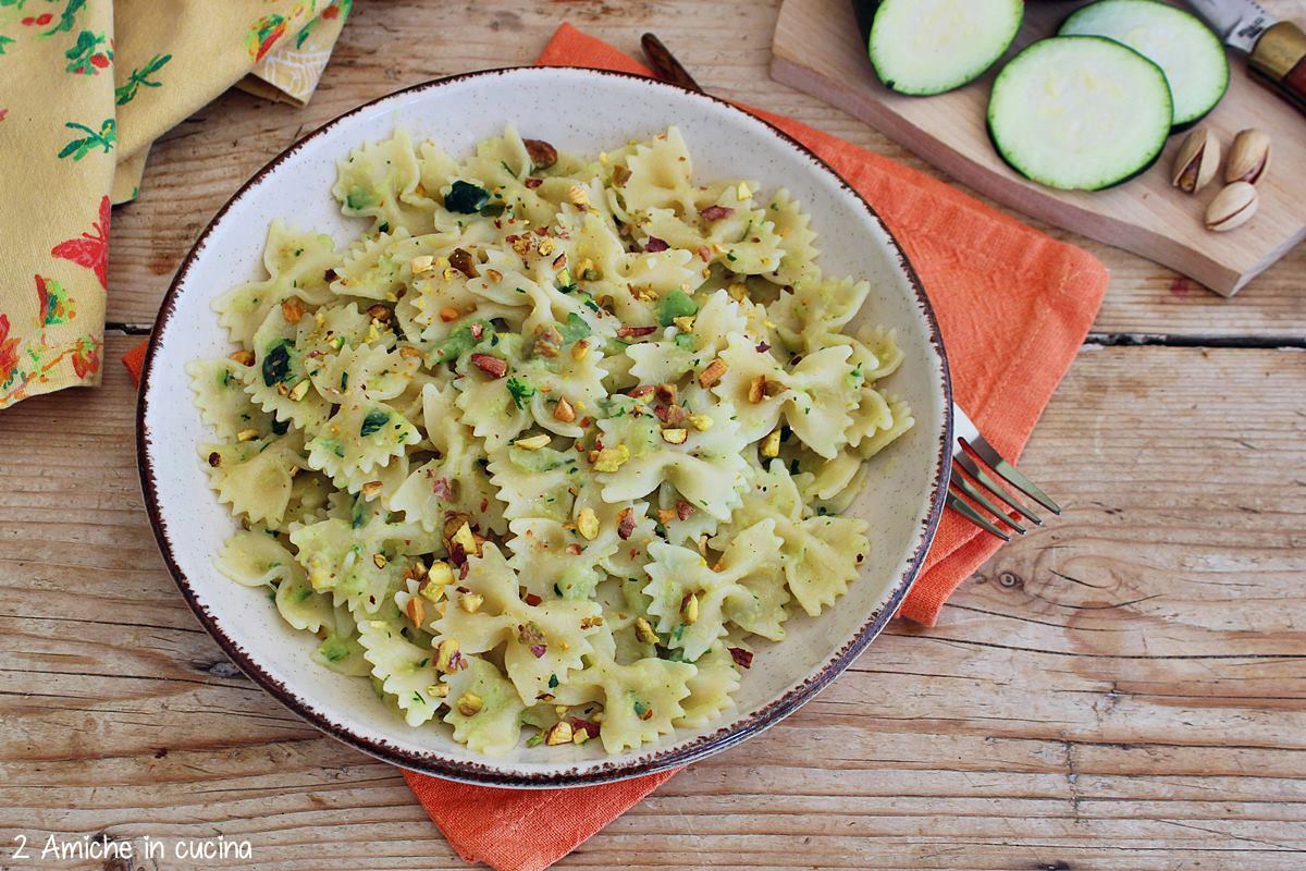 piatto di pasta con zucchine pistacchio