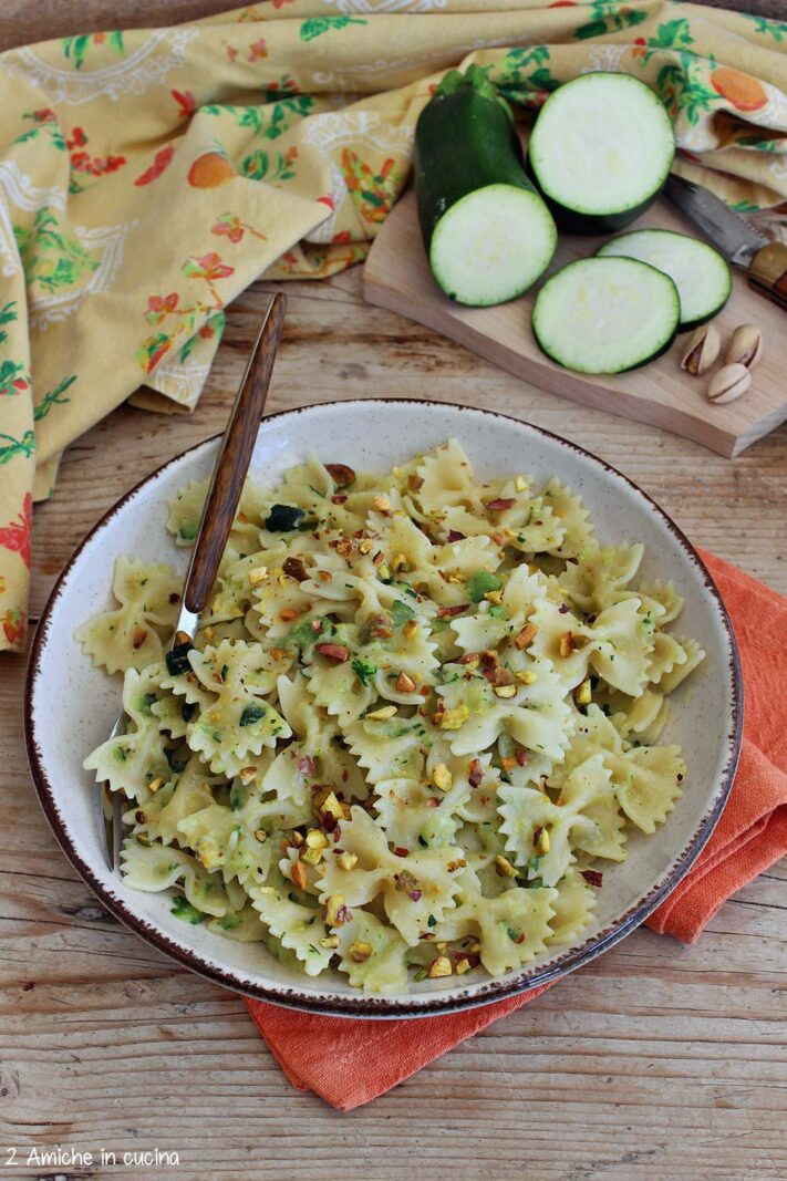 piatto di farfalle al pesto di zucchine con pistacchi e zenzero