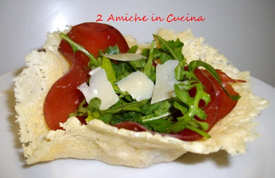 Cestino di parmigiano farcito con rucola e bresaola