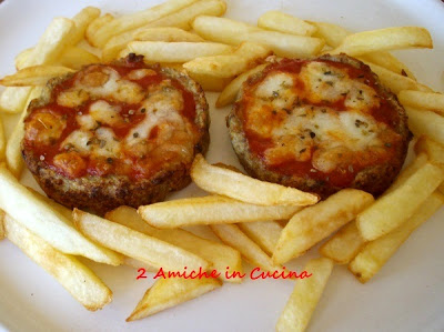 Pizzette di carne macinate con pomodoro e mozzarella