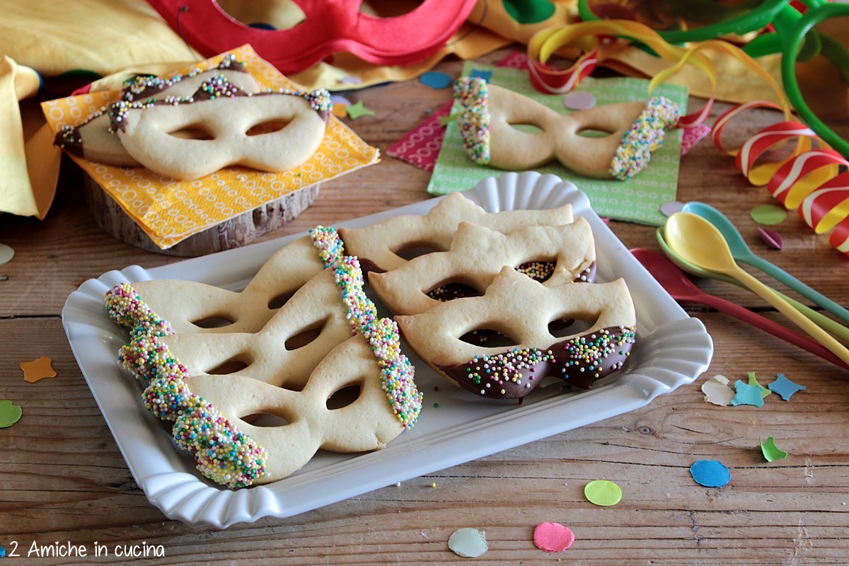 Vassoio di biscotti a forma di maschera di carnevale con confettini colorati