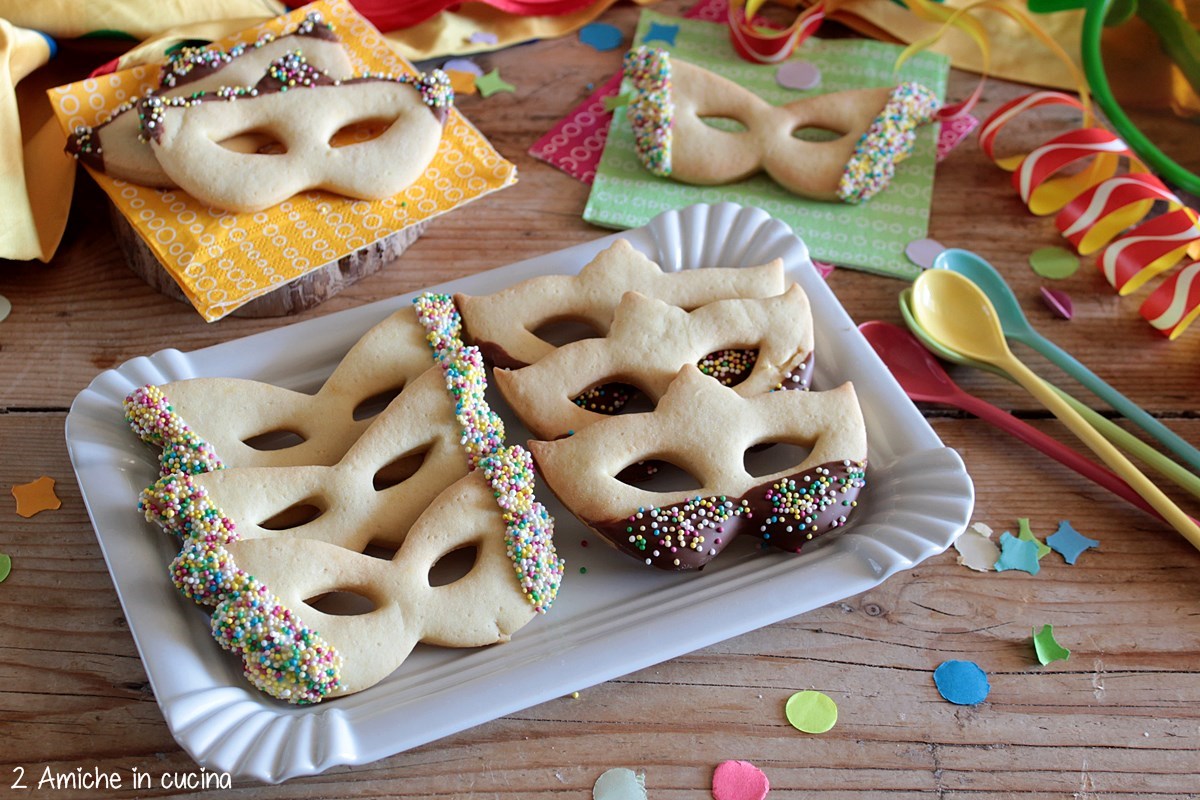 Biscotti di Carnevale: maschere di pasta frolla decorate