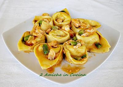piatto di tortelloni al salmone e asparagi