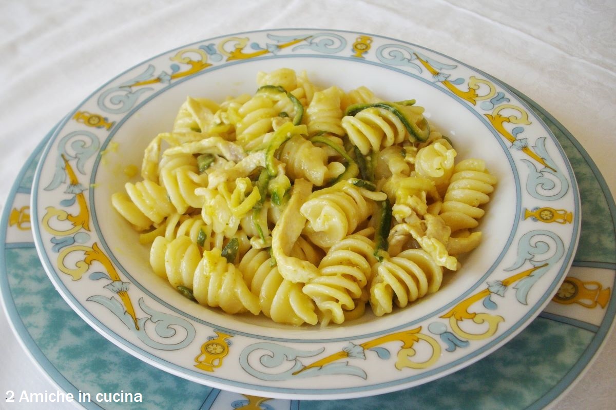 piatto con fusilli al pollo con zucchine e aromatizzati al curry