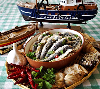 sarde marinate condite con aglio, menta e peperoncino