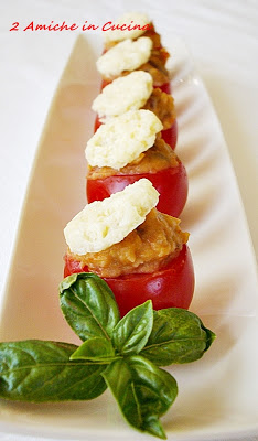 piattino con pomodorini ripieni di melanzane  e cialde di parmigiano