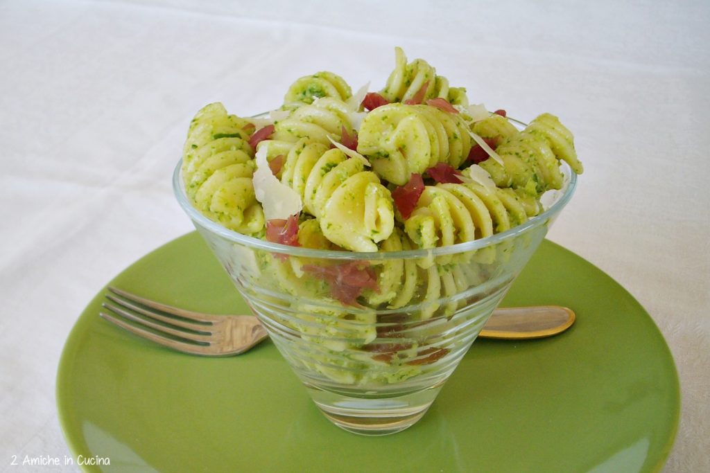 Fusilli con pesto e bresaola