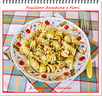 piatto di fusilloro zucchine e fiori di zucca