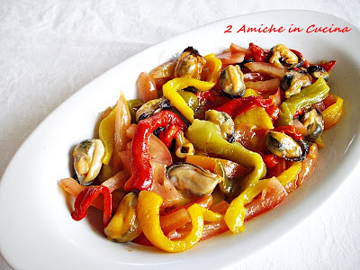 Insalata estiva con cozze, peperoni e pomodori