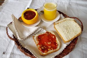 Cestino con confettura di fichi e prugne con agrumi, frutta secca e marsala