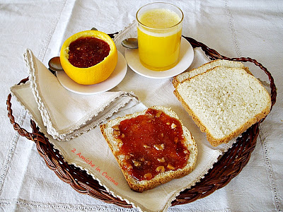 Colazione con pane, confettura di fiche e prugne e spremuta d'arancia