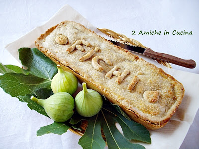 Tronchetto integrale ai fichi, torta coperta con scritta "fichi" sulla superficie