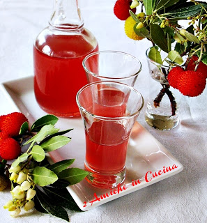 bottiglia e bicchierini di liquore di corbezzoli 