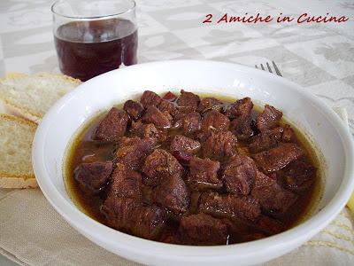 piatto con spezzatino al vino rosso