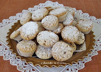 piatto con biscotti alle mandorle in pirottini di carta