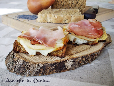 Crostoni rustici con pecorino, pere e speck