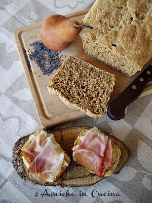 crostoni di pane integrale con pecorino, pere e speck