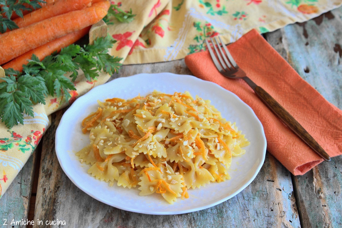 piatto di farfalle con carote e mandorle tostate