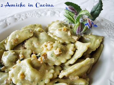 piatto di ravioli ricotta e borragine