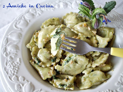 piatto di ravioli alla ricotta con salsa di noci