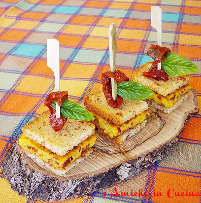 tagliere con bocconcini di frittata ai pomodori