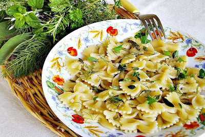 primi piatti light, farfalle alle erbe