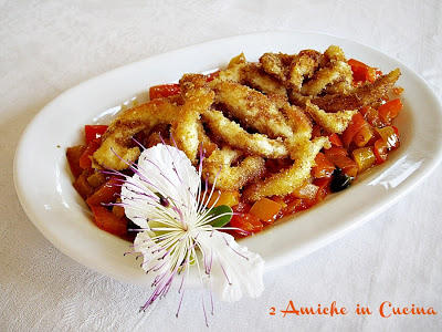 Piatto con insalata di pollo fritto e peperoni