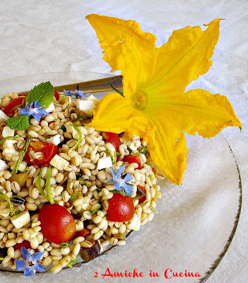 insalata d'orzo con verdure e fiori eduli