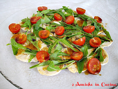 Insalata di petto di pollo con rucola, pomorrini e aceto balsamico