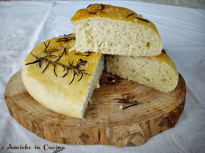 focaccia alta al  rosmarino