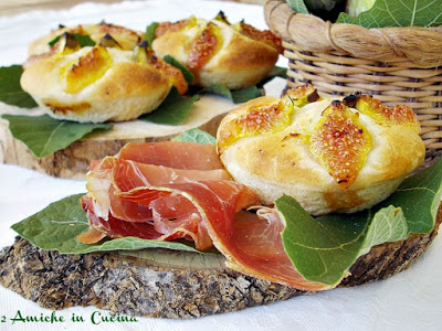 Focaccine di farro con fichi freschi e prosciutto