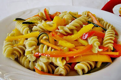 piatto con fusilli e verdure e stive