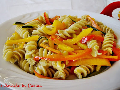 fusilli al sedano con peperoni e zucchine