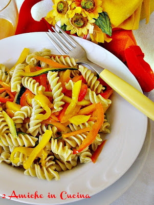 fusilli al sedano e verdure colorate di fine estate