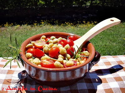 Tegame con insalata di ceci con pomodori e rosmarino
