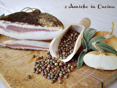 Ingredienti per il crostone alla roveja con uova e guanciale