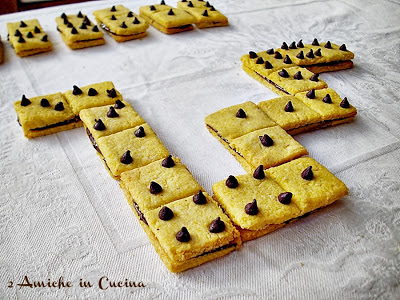 Biscotti senza glutine a forma di tessere del domino