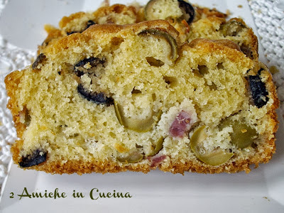 plum cake salato con con pancetta e olive