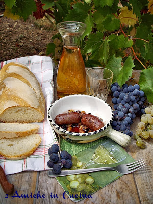 secondo piatto con salsicce e uvam, tipico dela periodo di vendemmia in umbria