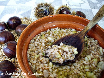 Ciotola di zuppa di farro con castagne e crostini