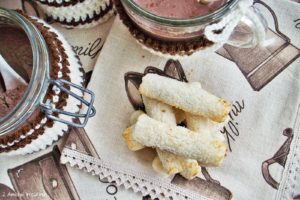 Preparato per cioccolata in tazza e biscotti al cocco senza glutine