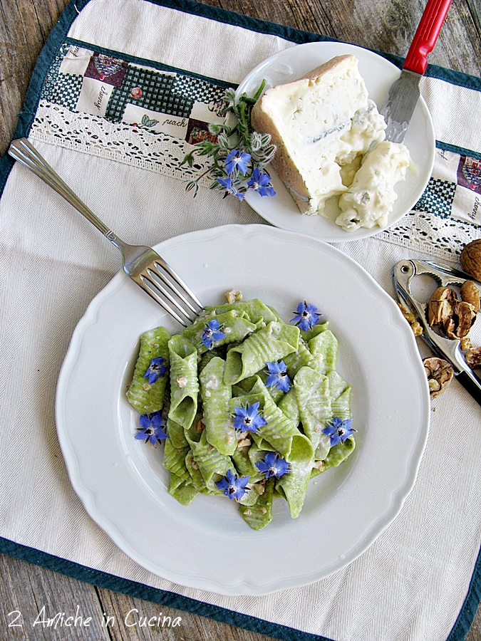 Piatto di garganelli alla borragine con gorgonzola e fiori