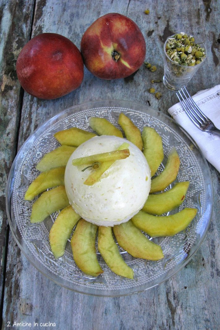 piattino con semisfera di mousse di pesche