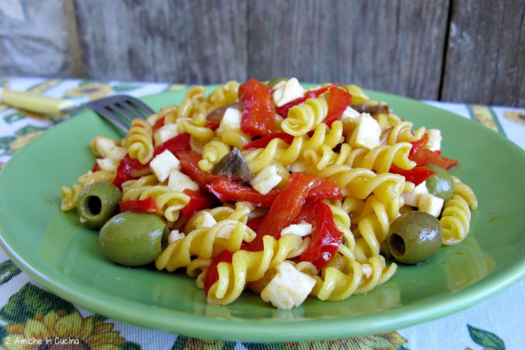 Pasta fredda con peperoni e olive