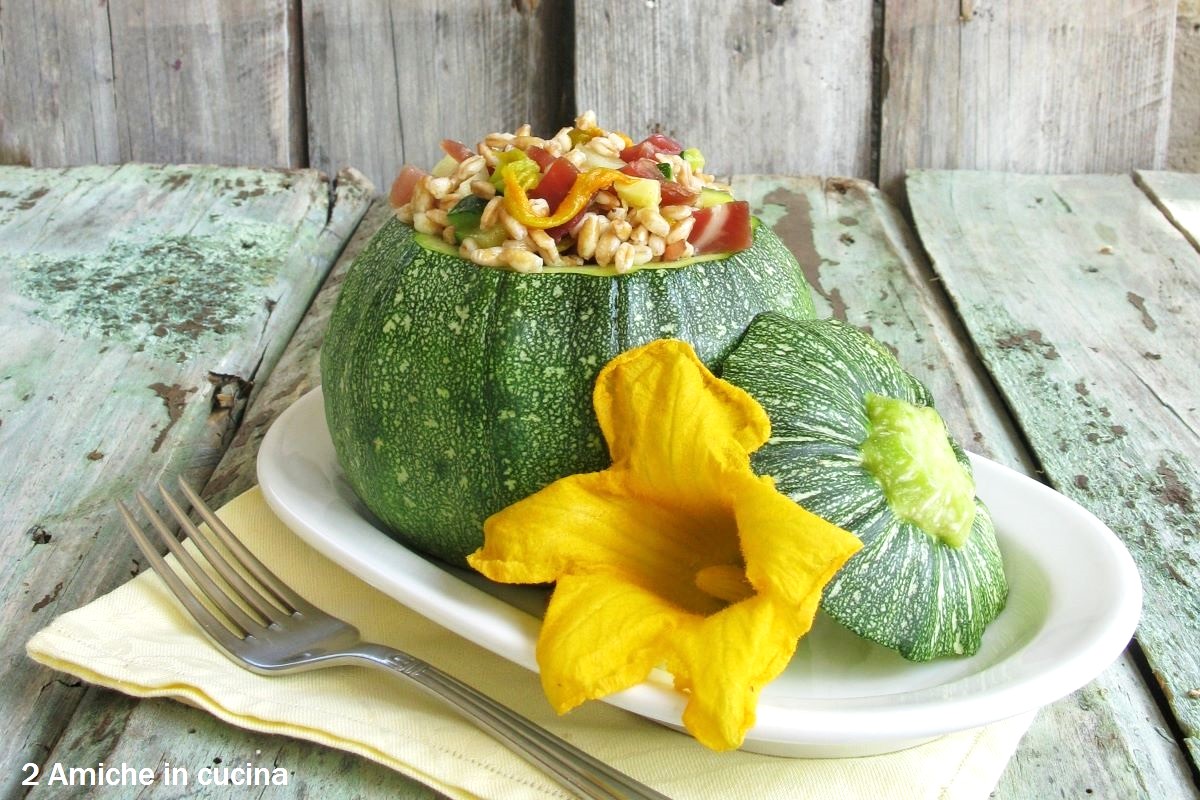 Zucchina tonda ripiena di insalata di farro con zucchine e speck