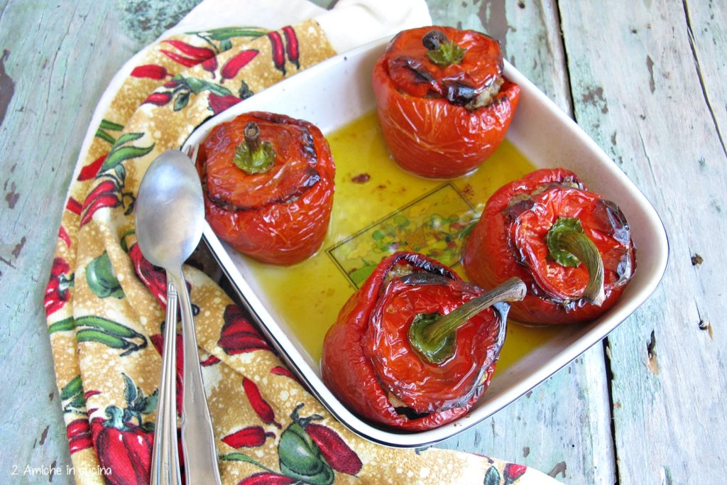 peperoni ripieni con carne e salsiccia, verdure ripiene