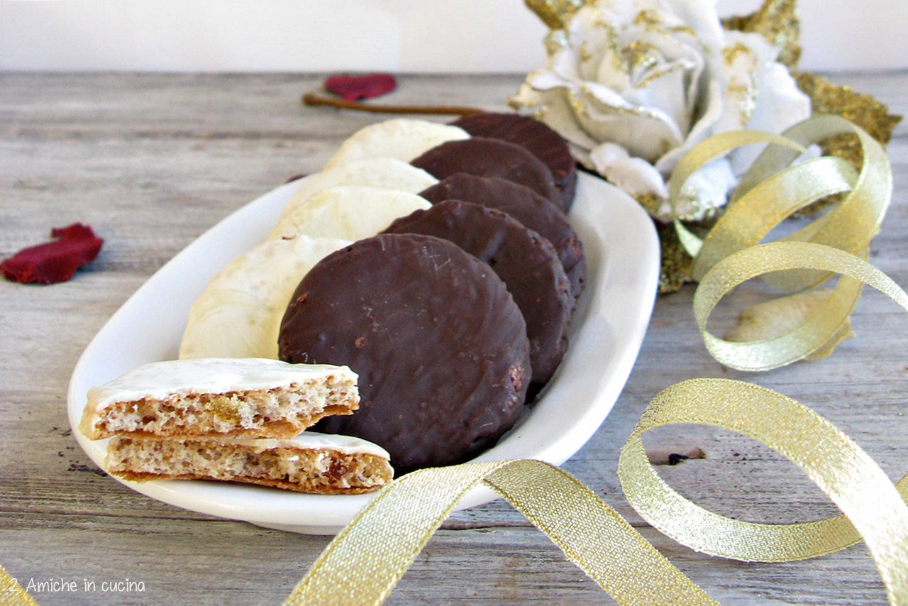 piattino con lebkuchen tedeschi