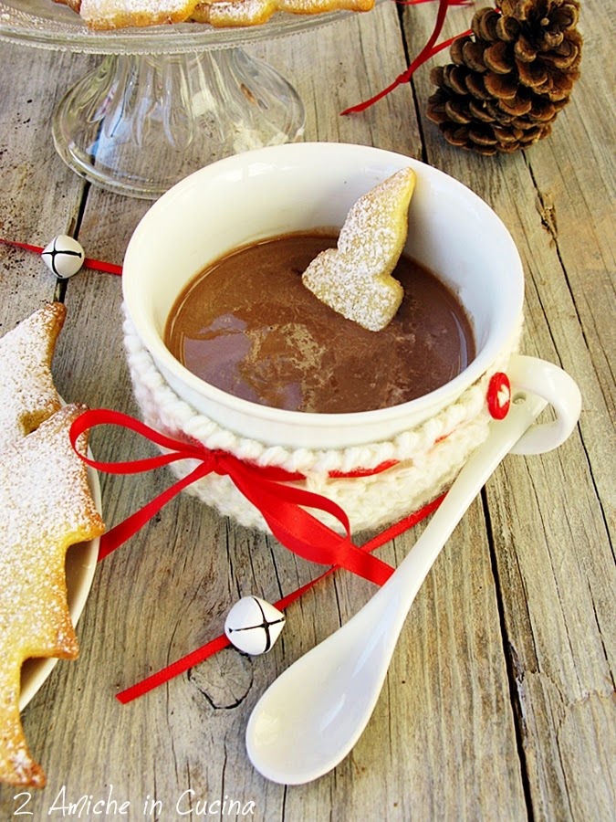 Cioccolata calda in tazza con biscotti alle spezie