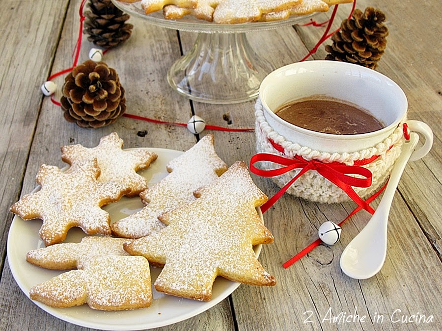 Biscotti di natale con cioccolata in tazza