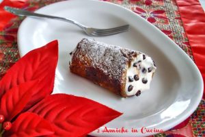 cannolo di panettone ripieno di ricotta e lenticchie al cacao